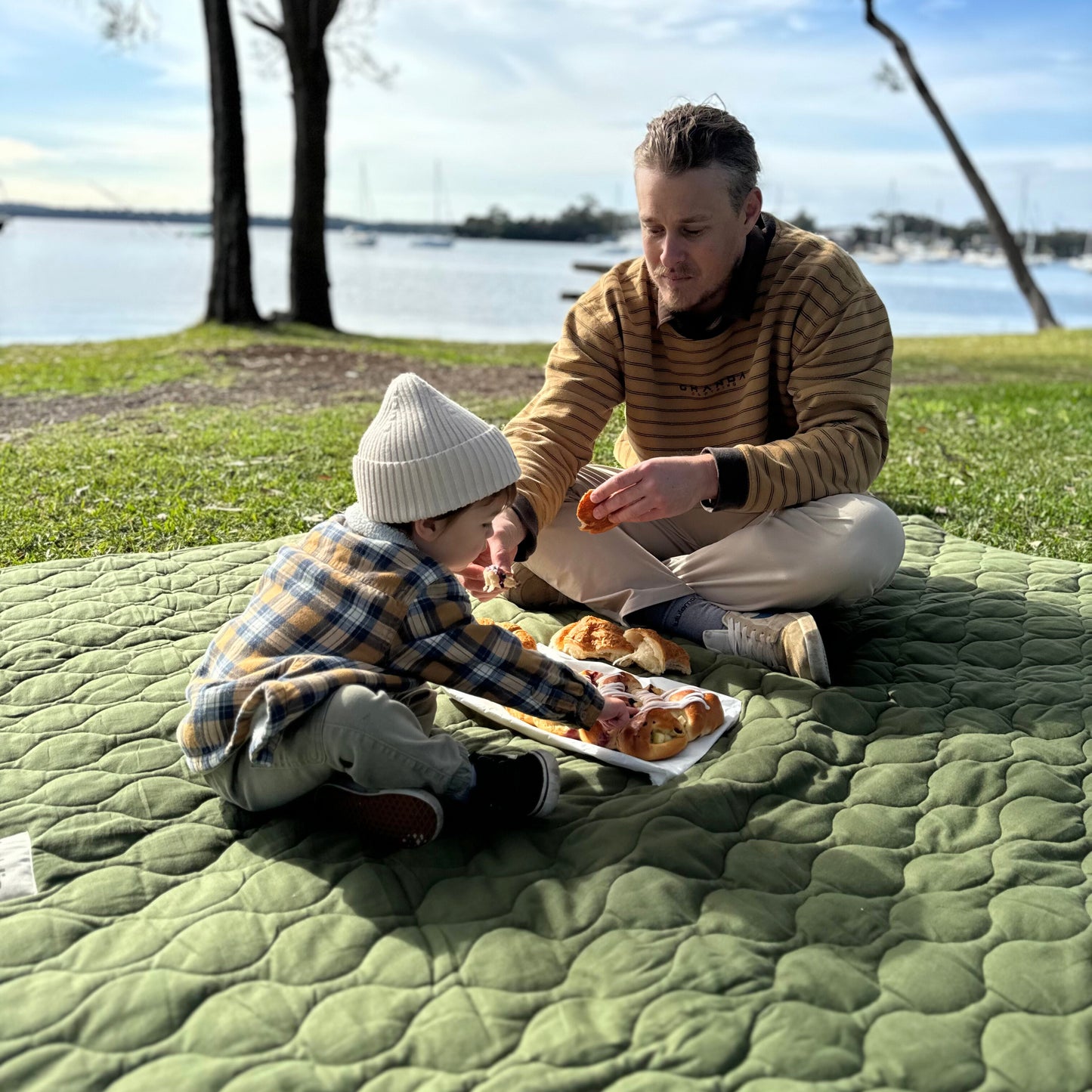 Washable picnic rug, extra large in size, easy to fold, and comes with carry bag. Extra large outdoor plat mat or floor play mat.
