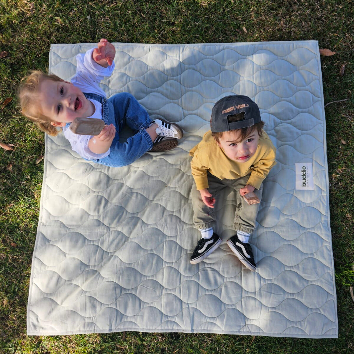 Outdoor play mat. Multi-purpose and easy to wash, machine washable.